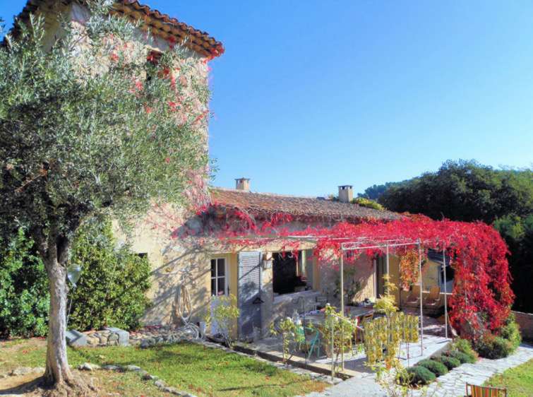 Outstanding stone farmhouse just a few kilometres from Apt, dating back in