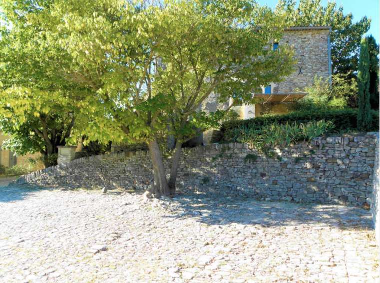 Outstanding stone farmhouse just a few kilometres from Apt, dating back in