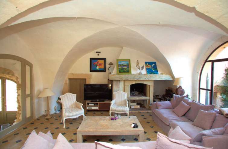 Superb and luxurious character property, set in the heart of 10 hectares of