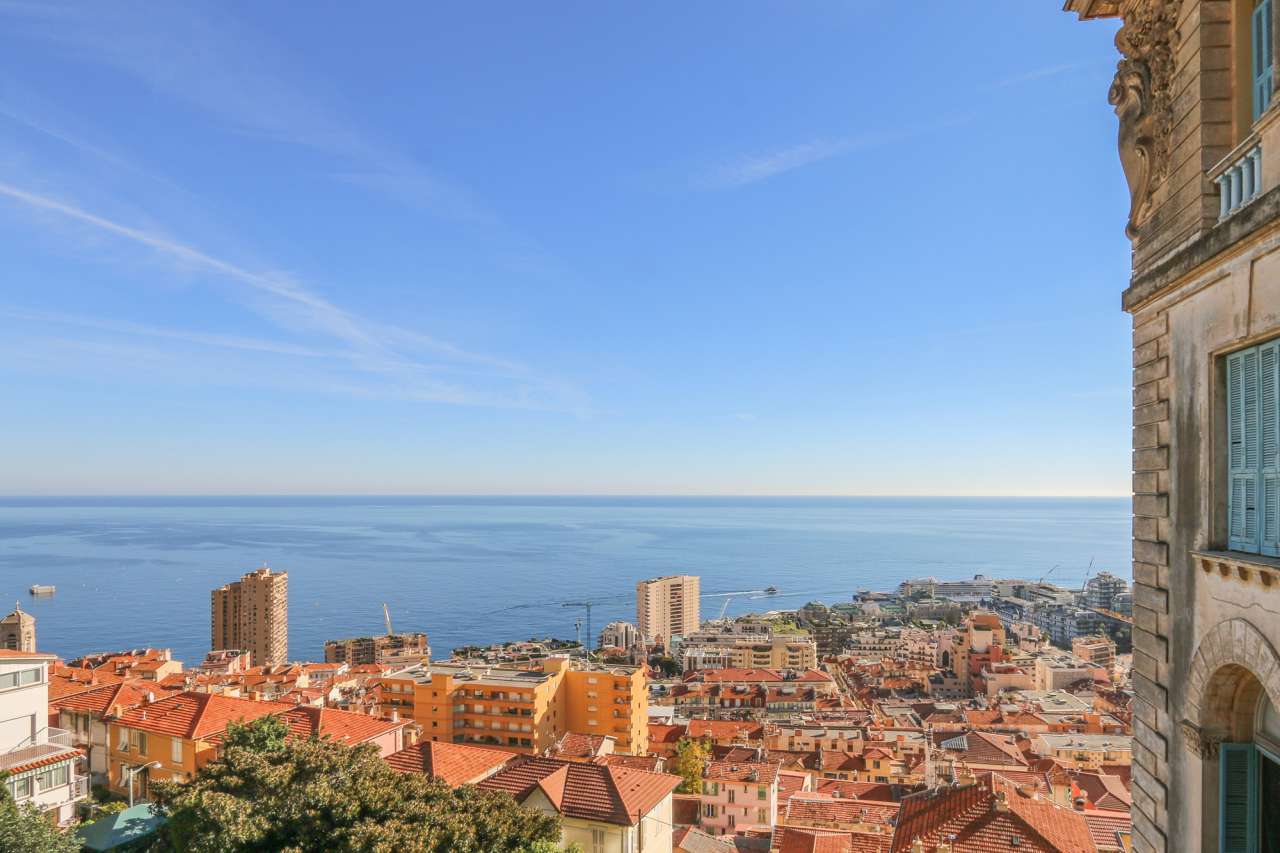 Spacious and beautifully renovated 3 bedroom apartment, with a total living