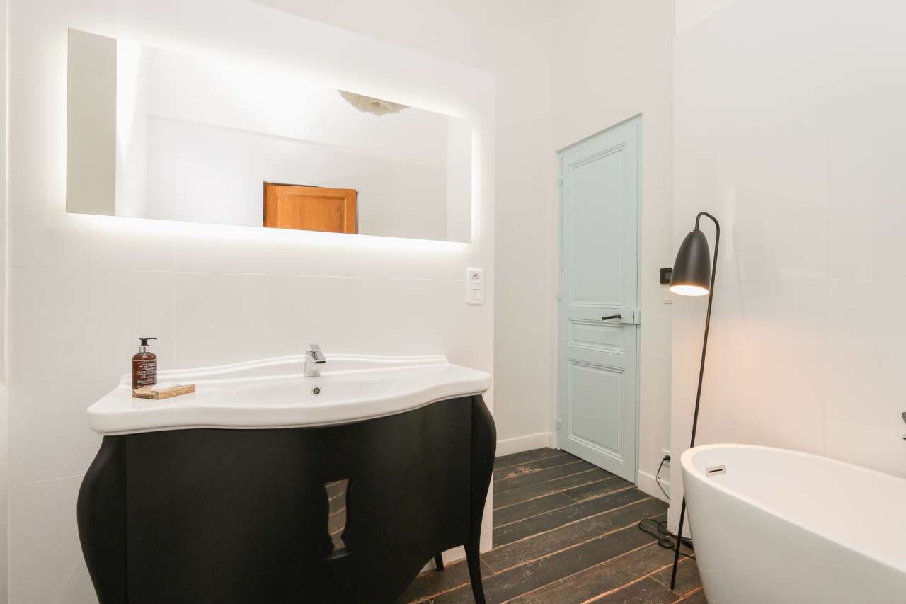 Spacious and beautifully renovated 3 bedroom apartment, with a total living