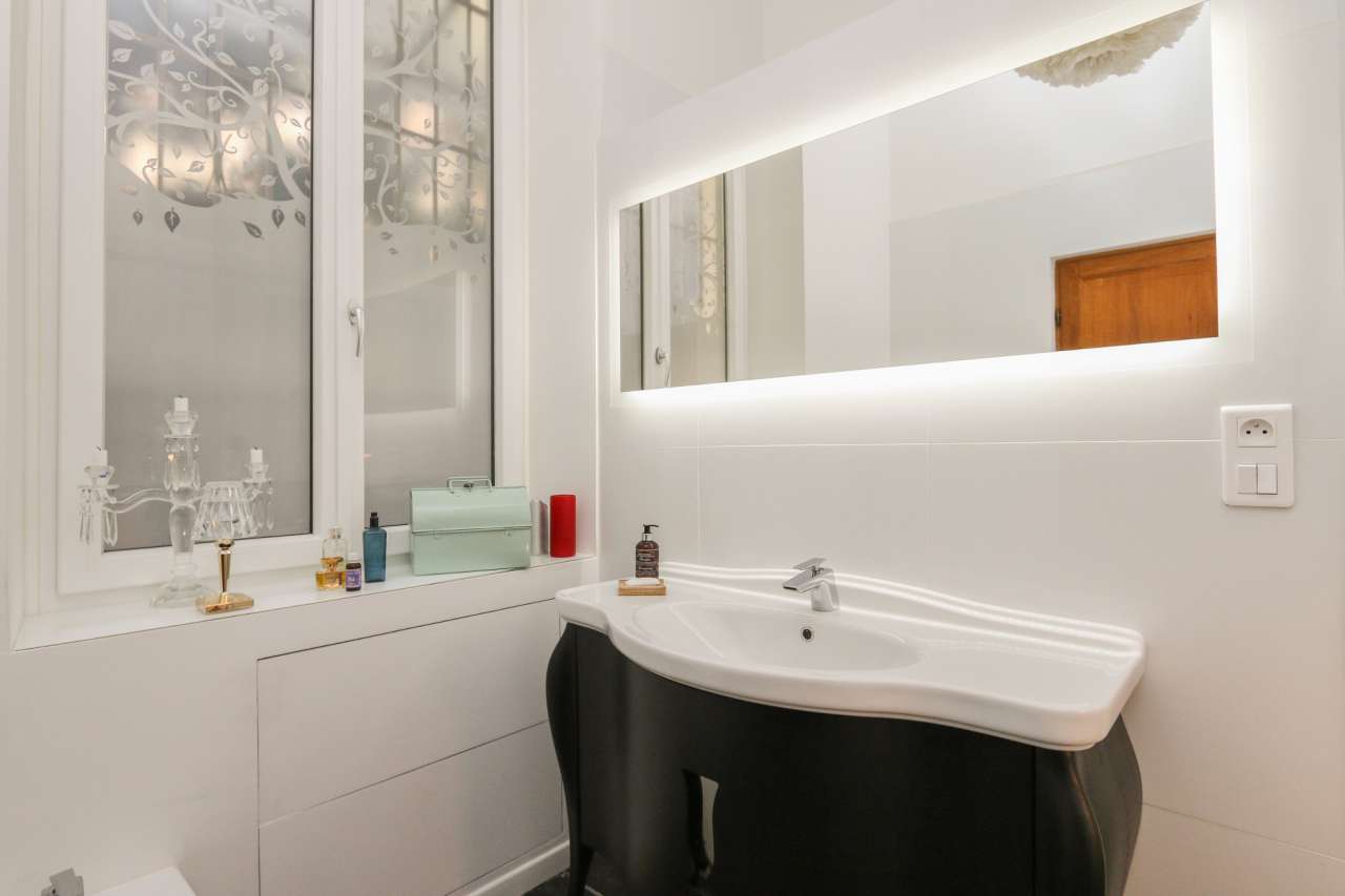 Spacious and beautifully renovated 3 bedroom apartment, with a total living