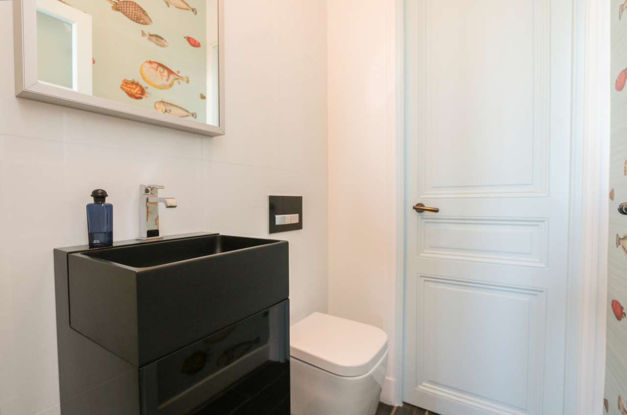 Spacious and beautifully renovated 3 bedroom apartment, with a total living