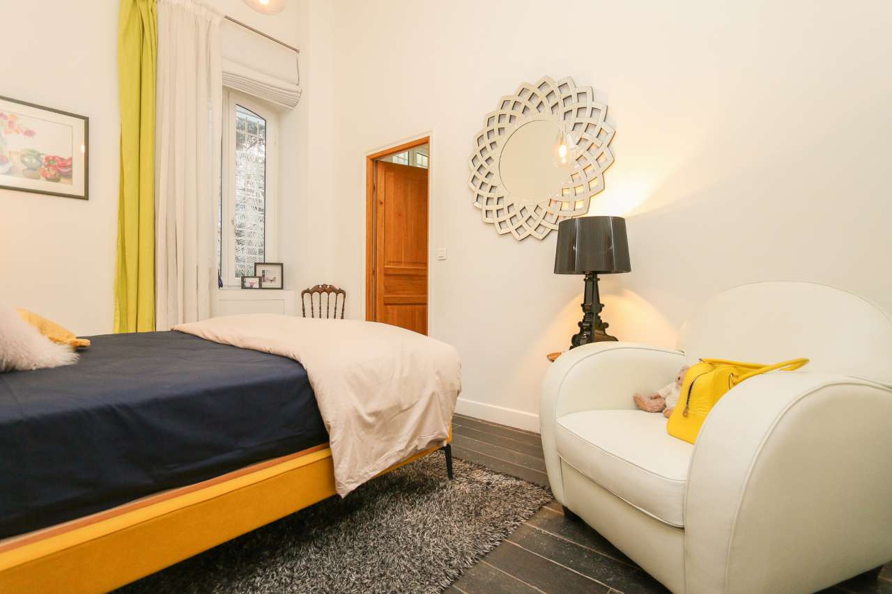 Spacious and beautifully renovated 3 bedroom apartment, with a total living