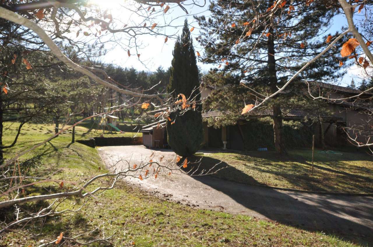 Charming and spacious 4 bedroom house set in over 3 acres of land in the th