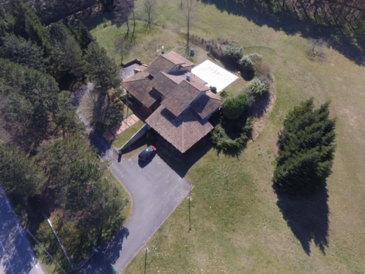 Charming and spacious 4 bedroom house set in over 3 acres of land in the th