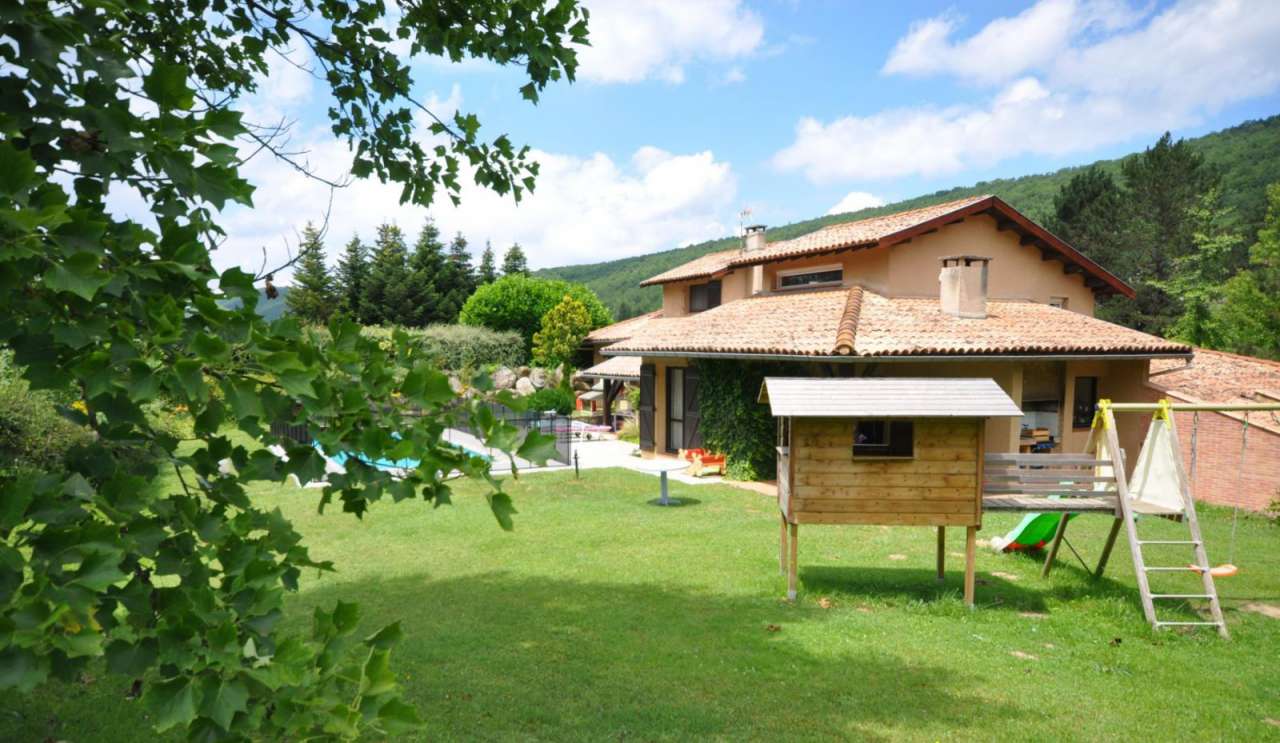 Charming and spacious 4 bedroom house set in over 3 acres of land in the th