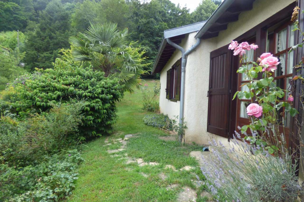 Charming 3 bedroom home ideally located in a quiet countryside setting in F