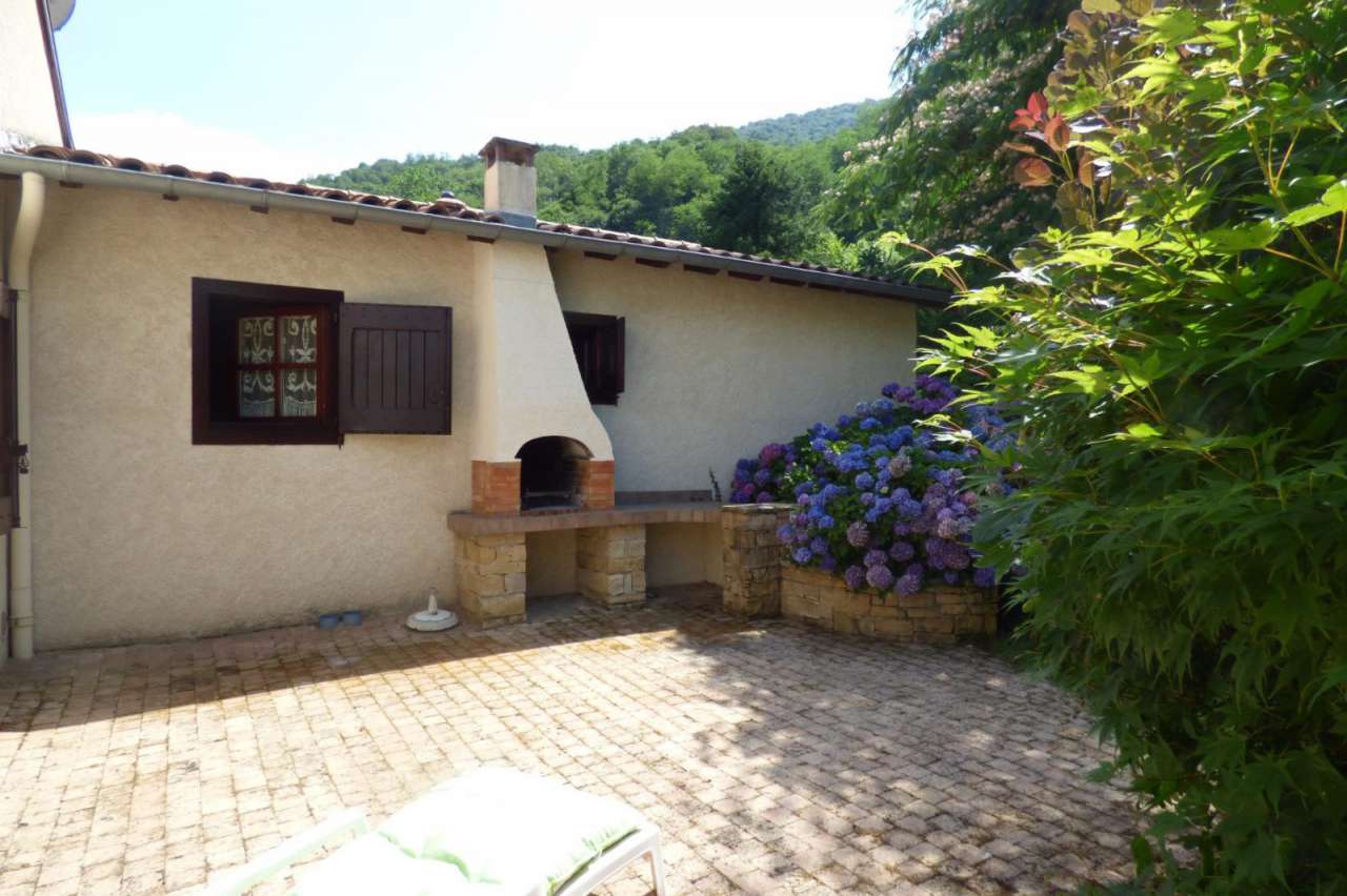 Charming 3 bedroom home ideally located in a quiet countryside setting in F