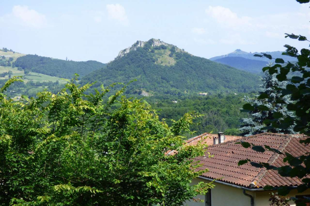 Charming 3 bedroom home ideally located in a quiet countryside setting in F