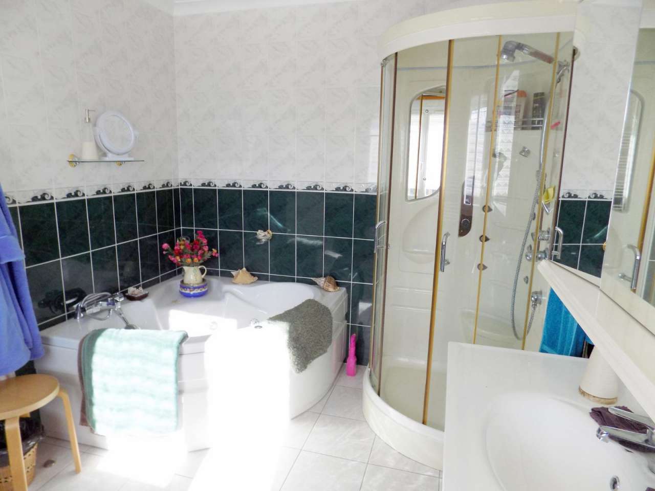 Superb 3 bedroom home with a total spacious living area of 156m2, set withi