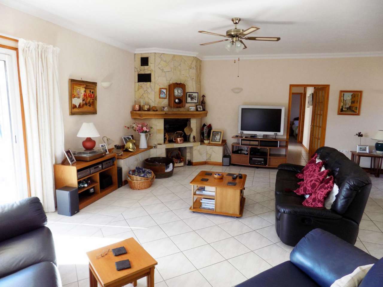 Superb 3 bedroom home with a total spacious living area of 156m2, set withi