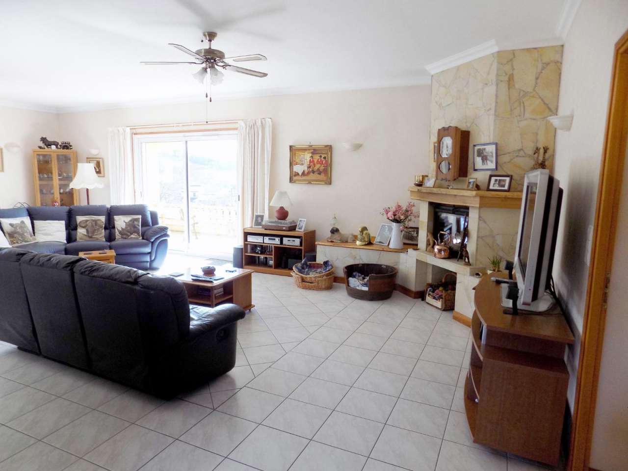 Superb 3 bedroom home with a total spacious living area of 156m2, set withi