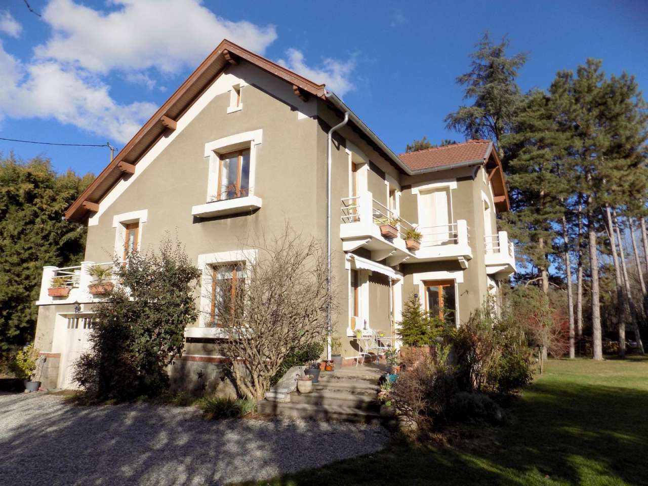 Grand and spacious house which is full of character and charm, with a total