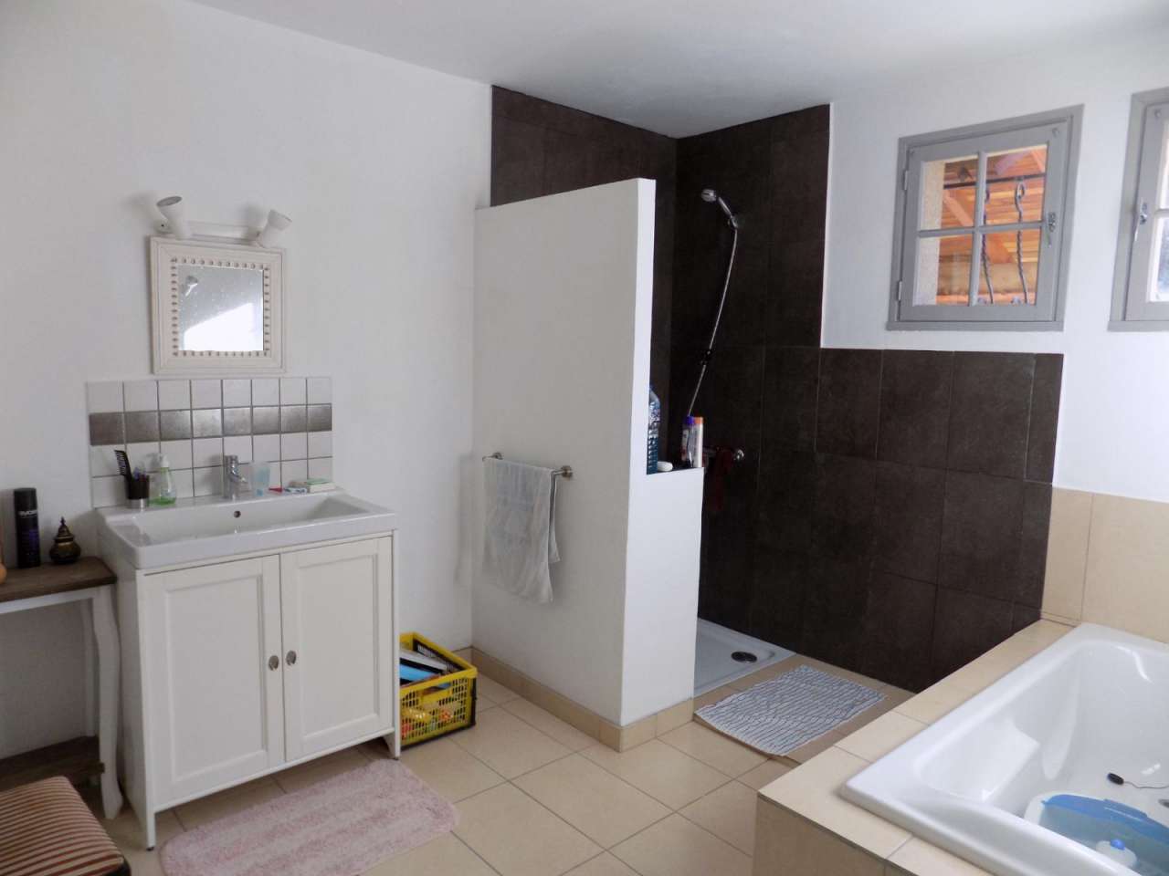 Very spacious family home with a total living area of 170m2, ideally set in