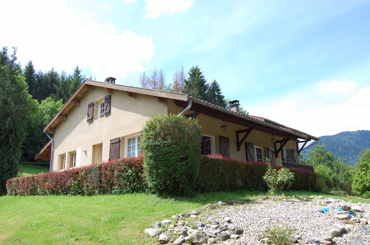 Very spacious family home with a total living area of 170m2, ideally set in