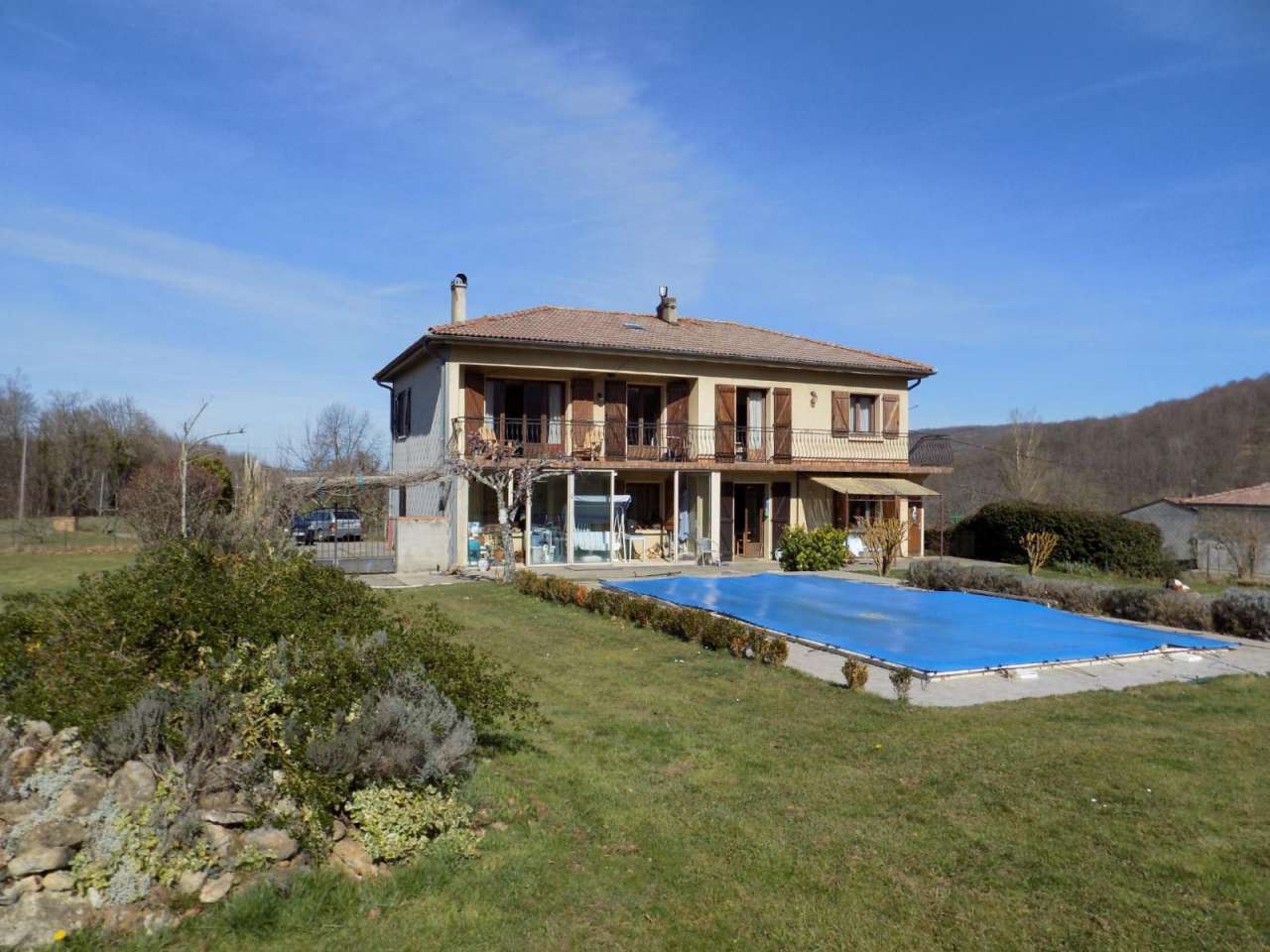 Beautiful south facing 5 bedroom home set within a large plot of 2,500m2 wi