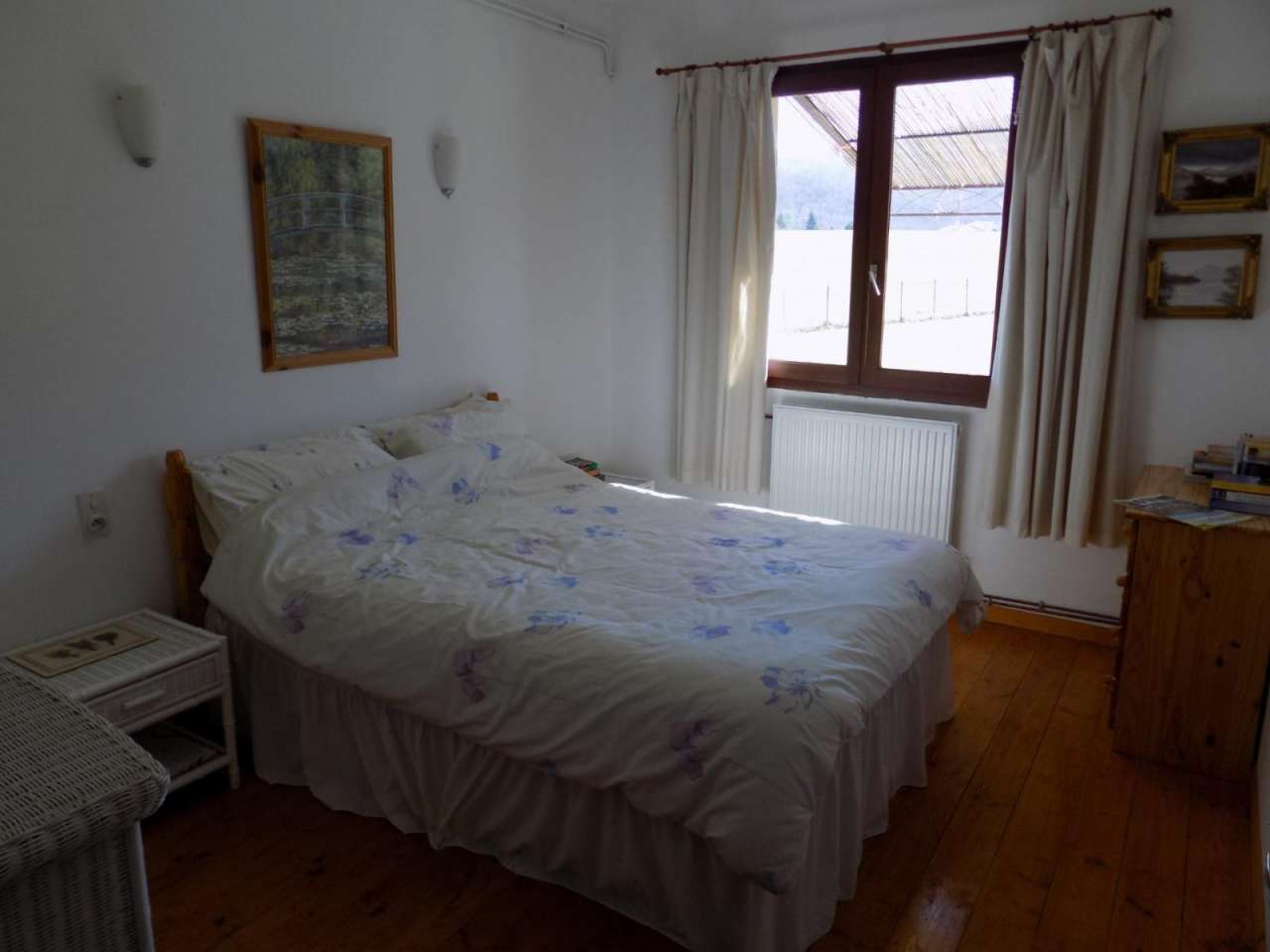 Beautiful south facing 5 bedroom home set within a large plot of 2,500m2 wi