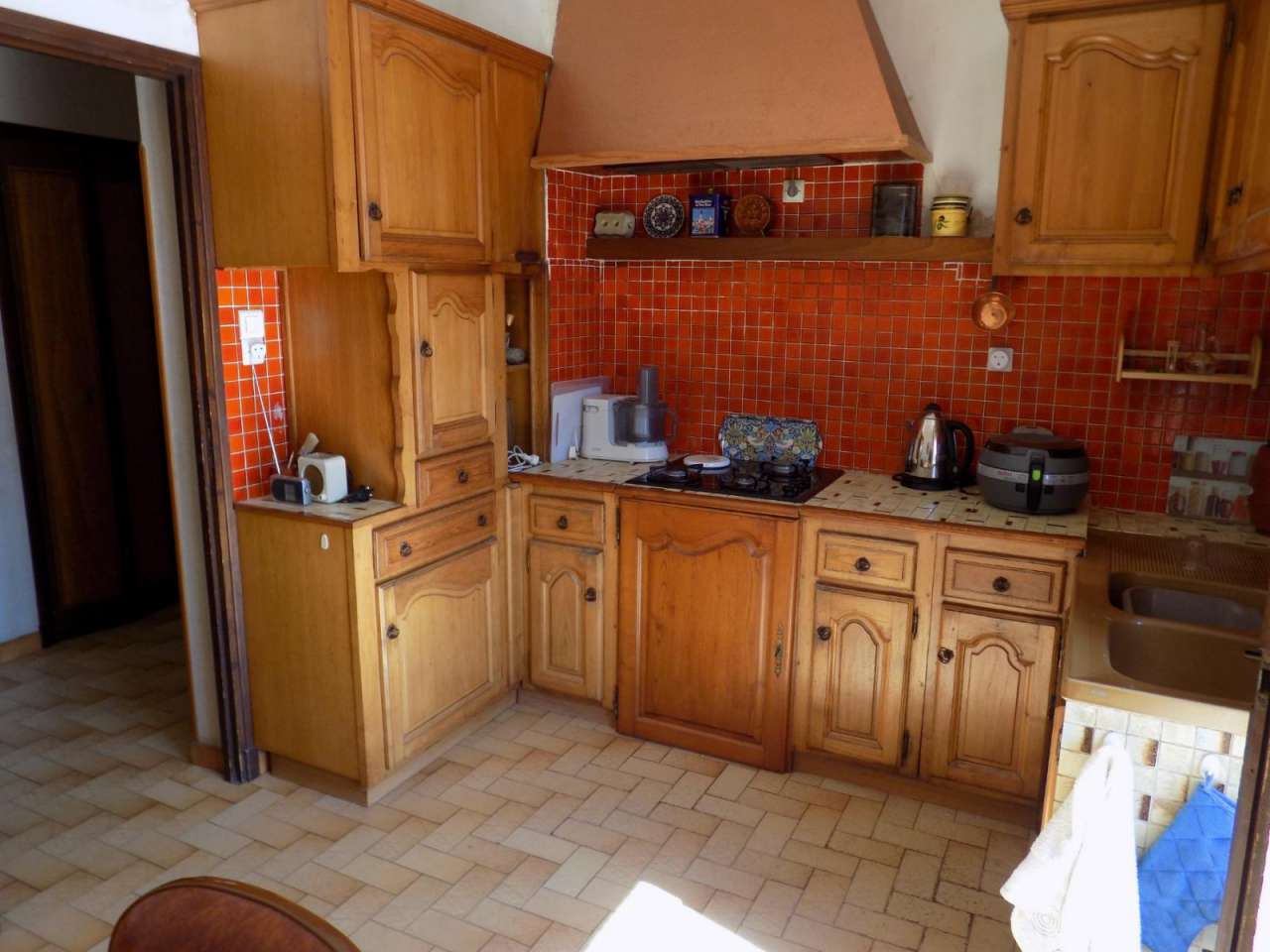 Beautiful south facing 5 bedroom home set within a large plot of 2,500m2 wi