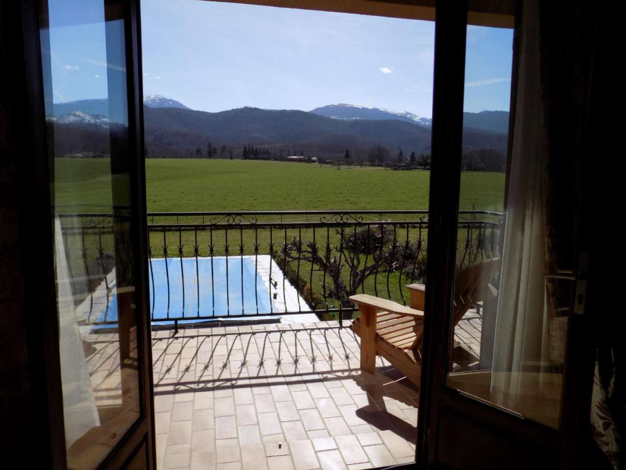 Beautiful south facing 5 bedroom home set within a large plot of 2,500m2 wi