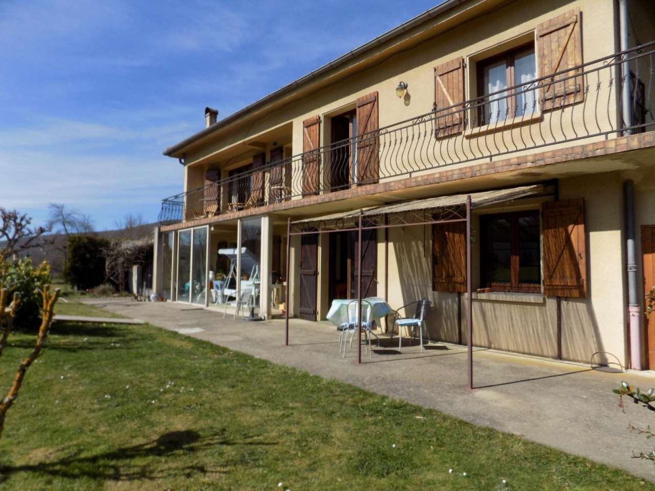 Beautiful south facing 5 bedroom home set within a large plot of 2,500m2 wi