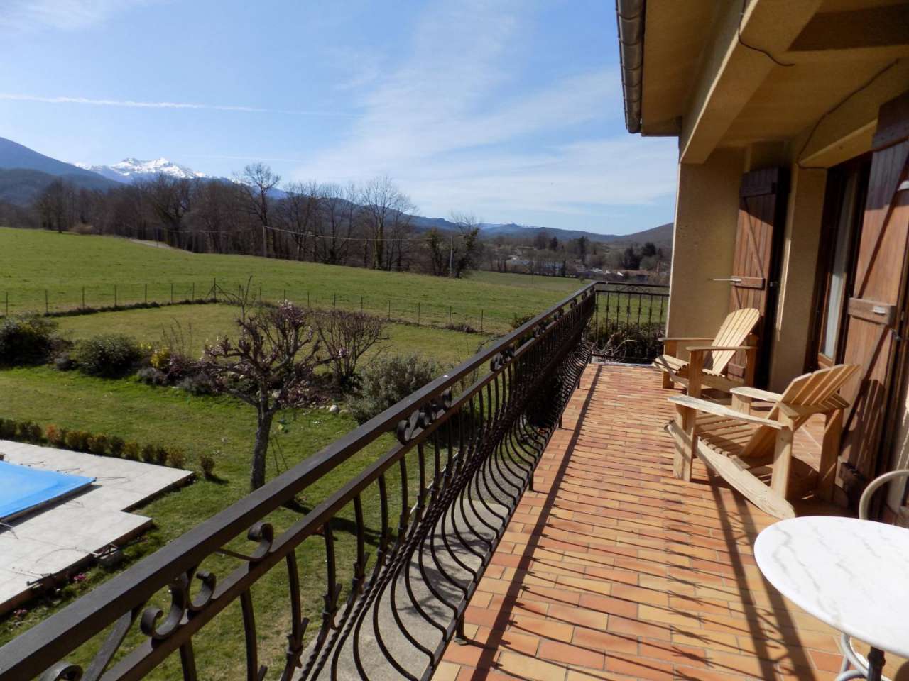 Beautiful south facing 5 bedroom home set within a large plot of 2,500m2 wi