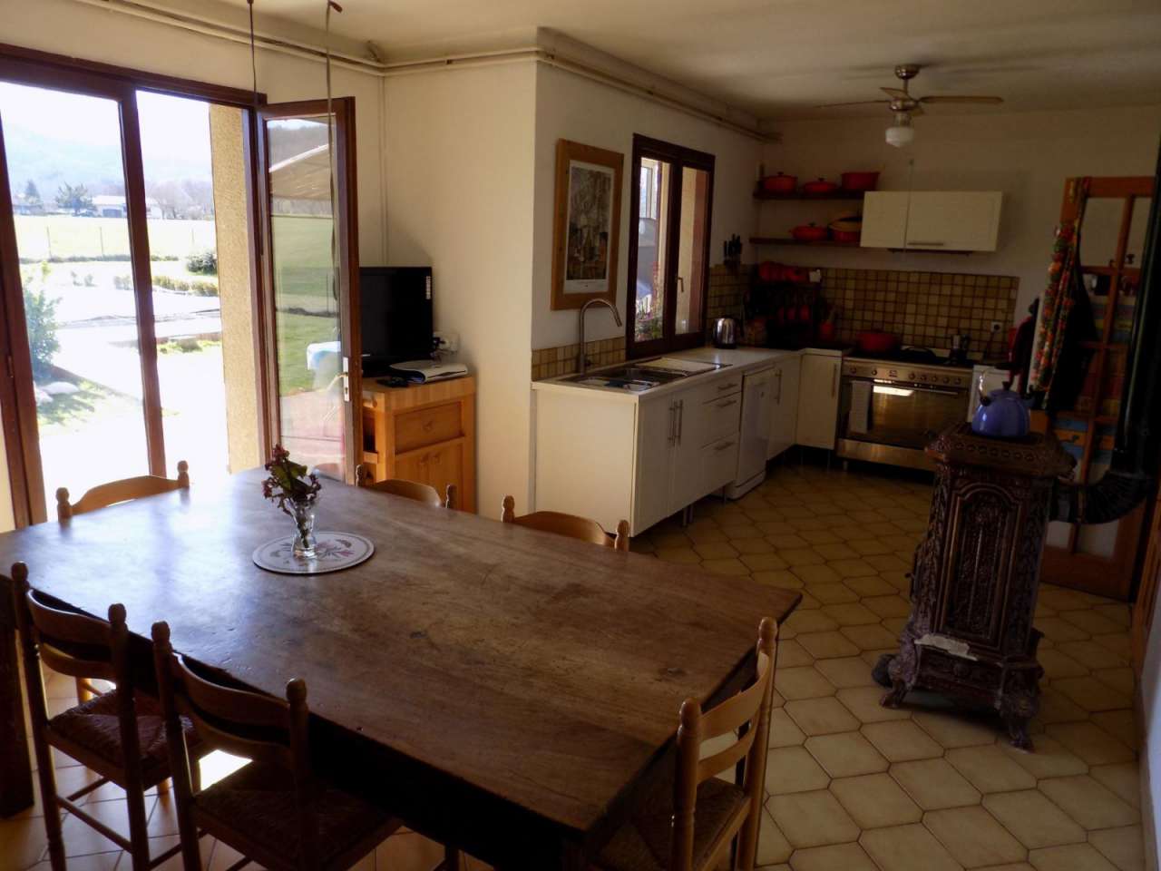 Beautiful south facing 5 bedroom home set within a large plot of 2,500m2 wi