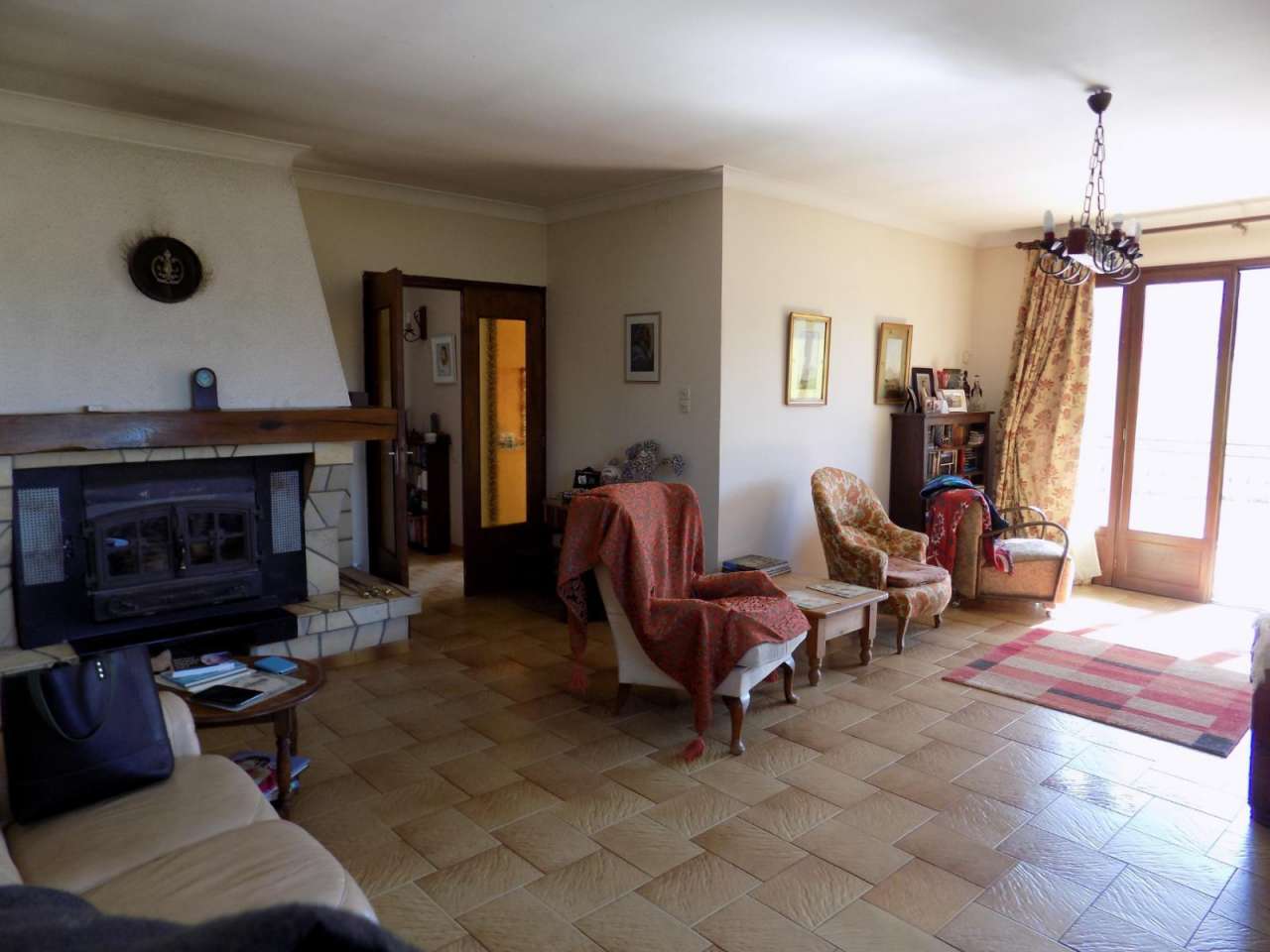 Beautiful south facing 5 bedroom home set within a large plot of 2,500m2 wi