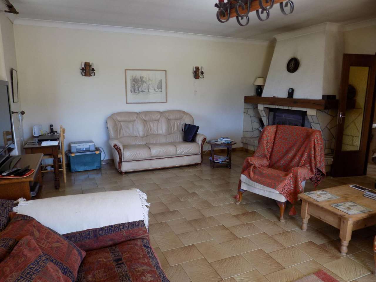 Beautiful south facing 5 bedroom home set within a large plot of 2,500m2 wi