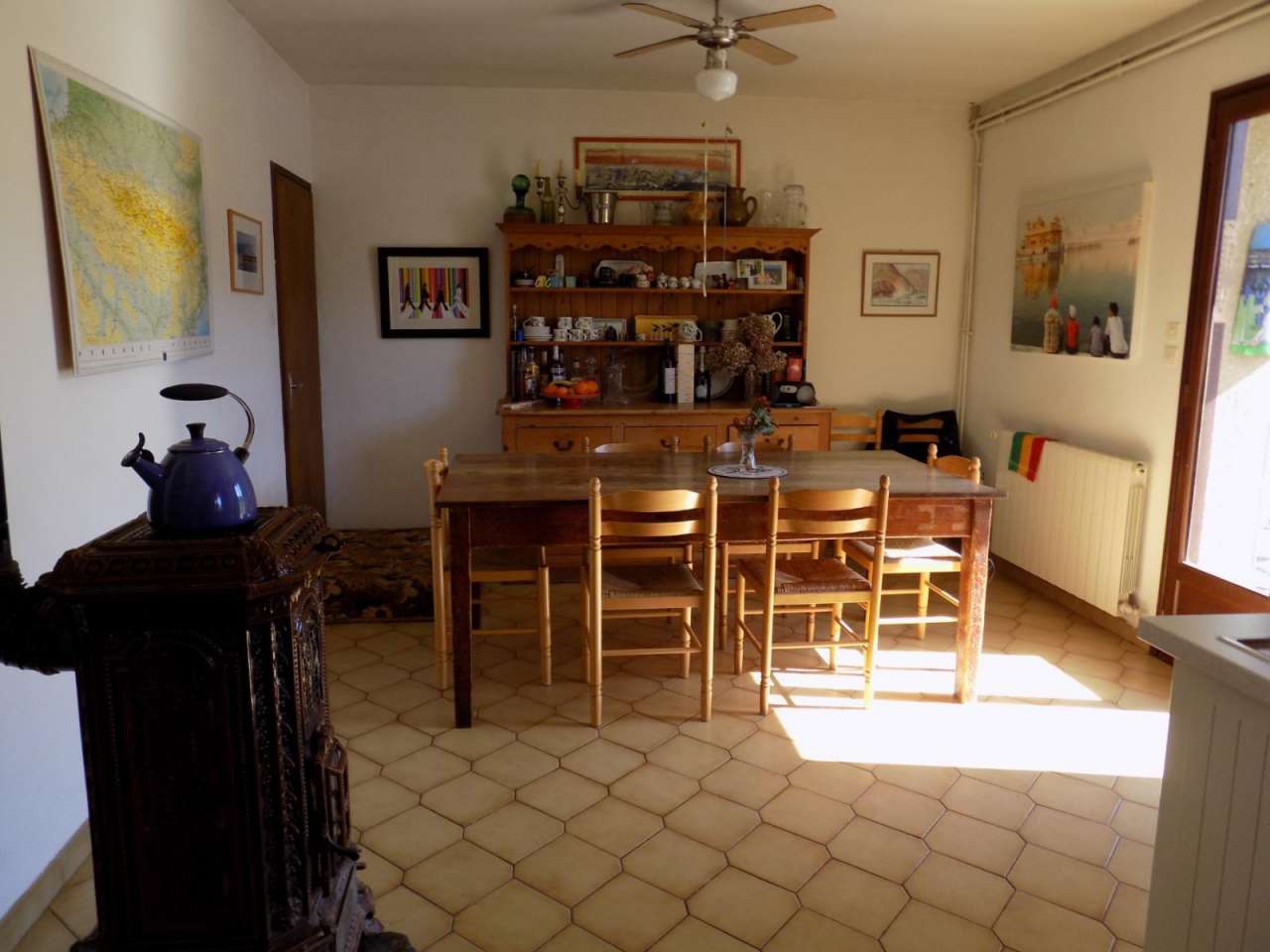 Beautiful south facing 5 bedroom home set within a large plot of 2,500m2 wi