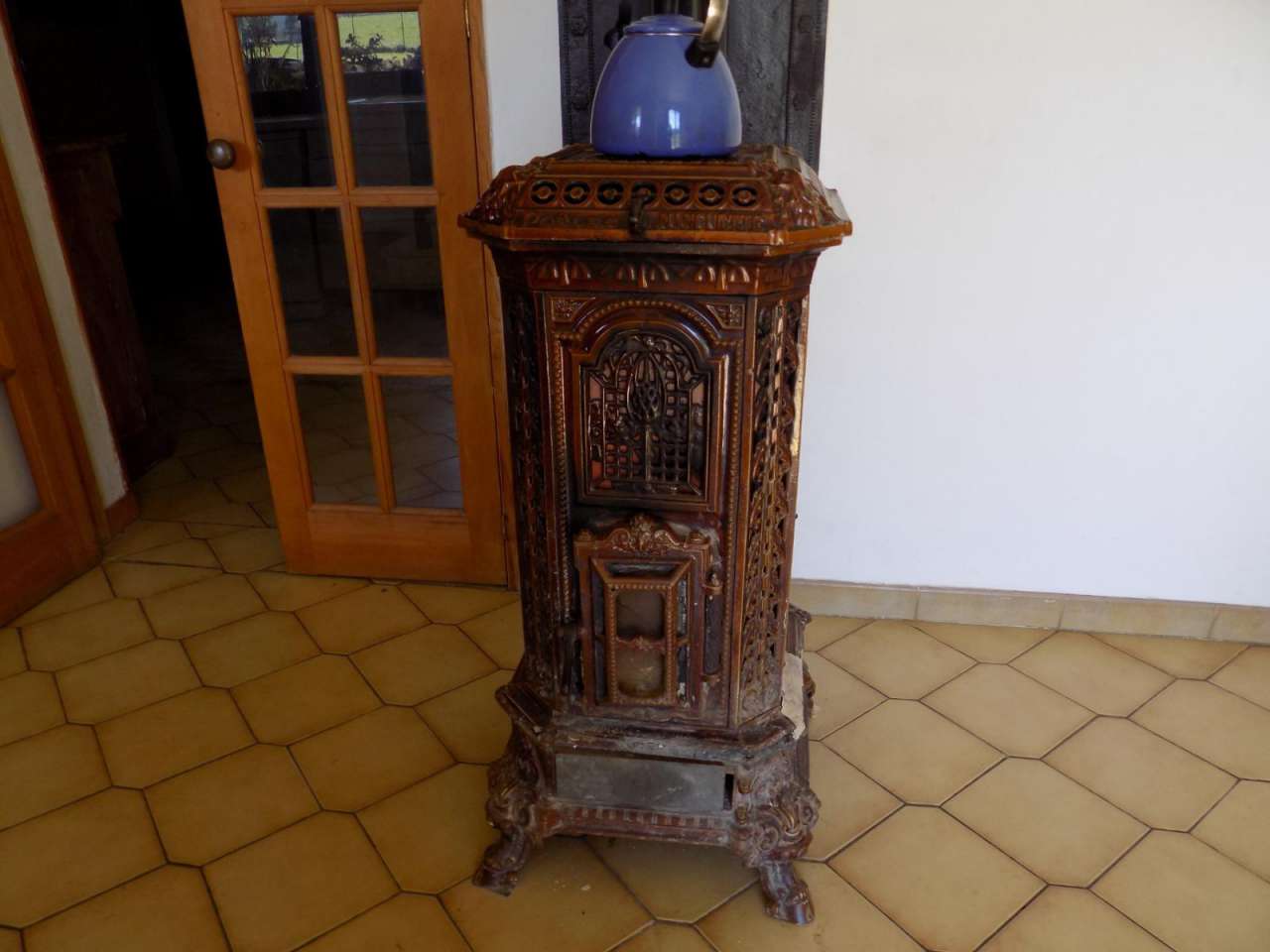 Beautiful south facing 5 bedroom home set within a large plot of 2,500m2 wi