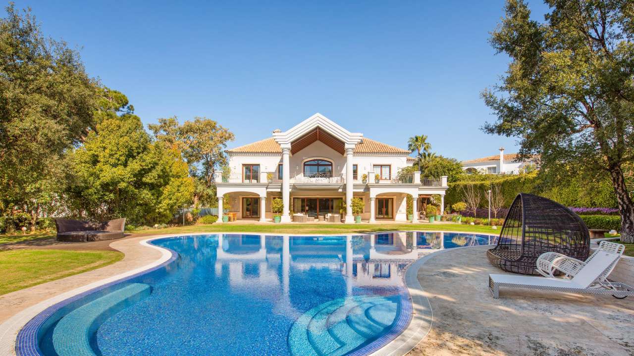 7 bedroom Villa for sale with sea view in El Rosario, Marbella, Andalucia
