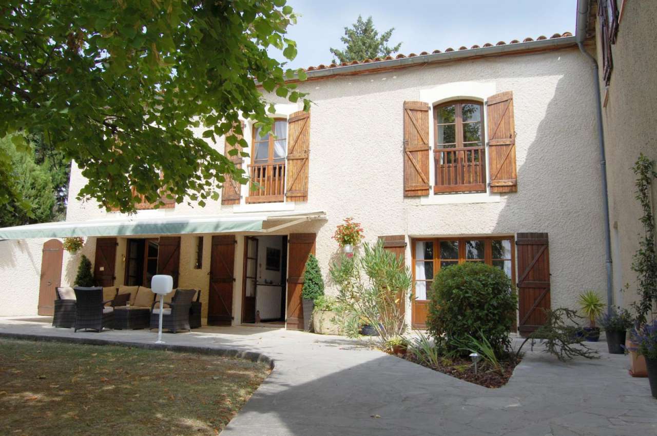 Charming and spacious 6 bedroom former winemaker's house with a totla livin