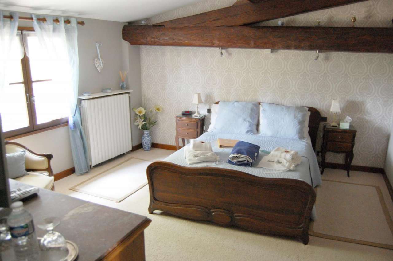 Charming and spacious 6 bedroom former winemaker's house with a totla livin