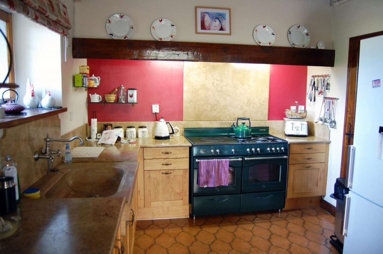 Charming and spacious 6 bedroom former winemaker's house with a totla livin