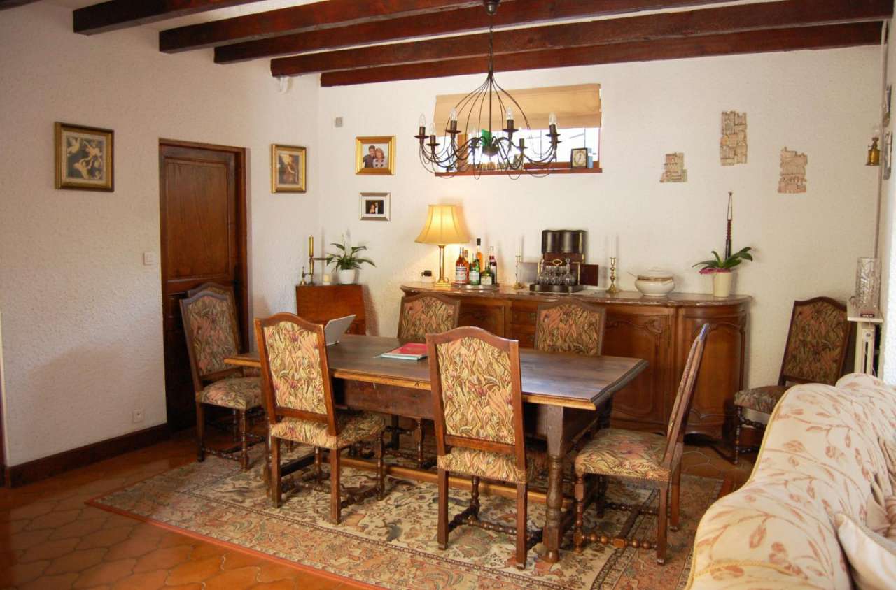 Charming and spacious 6 bedroom former winemaker's house with a totla livin