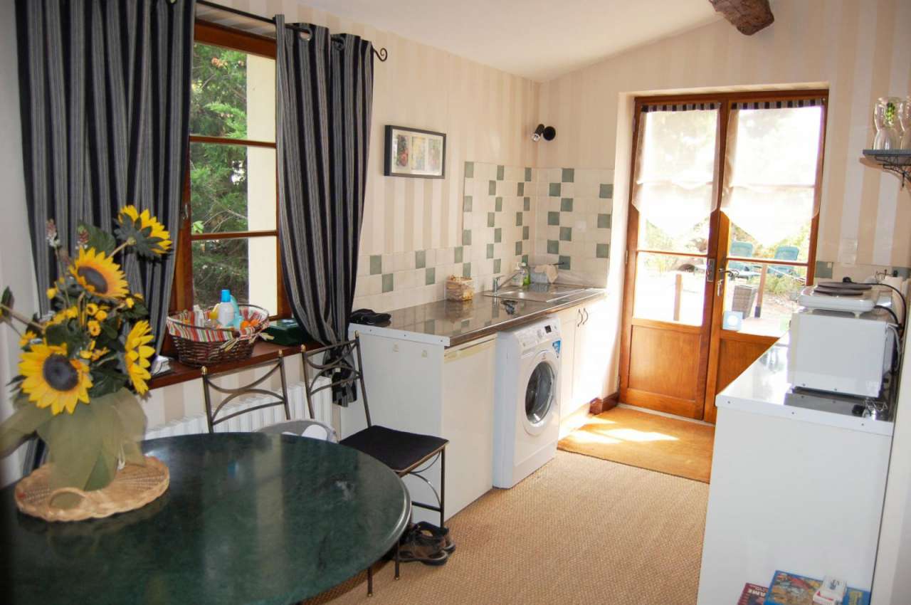 Charming and spacious 6 bedroom former winemaker's house with a totla livin