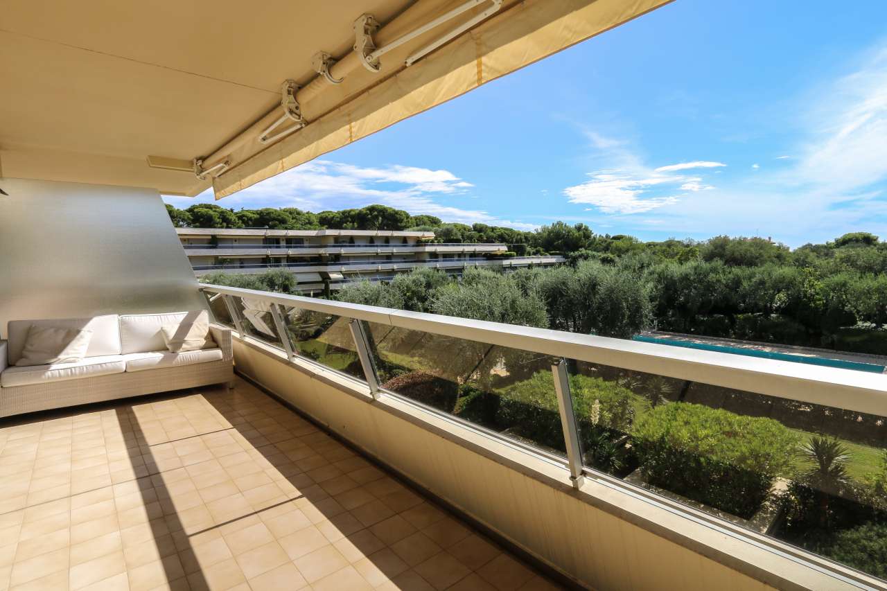 Bright and beautifully presented 3 bedroom apartment, with a total living a