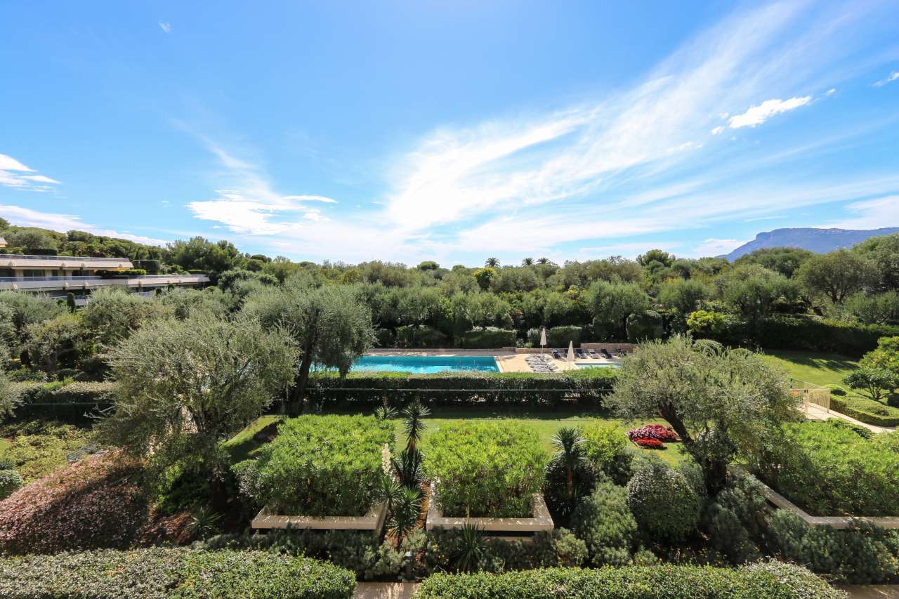 Bright and beautifully presented 3 bedroom apartment, with a total living a