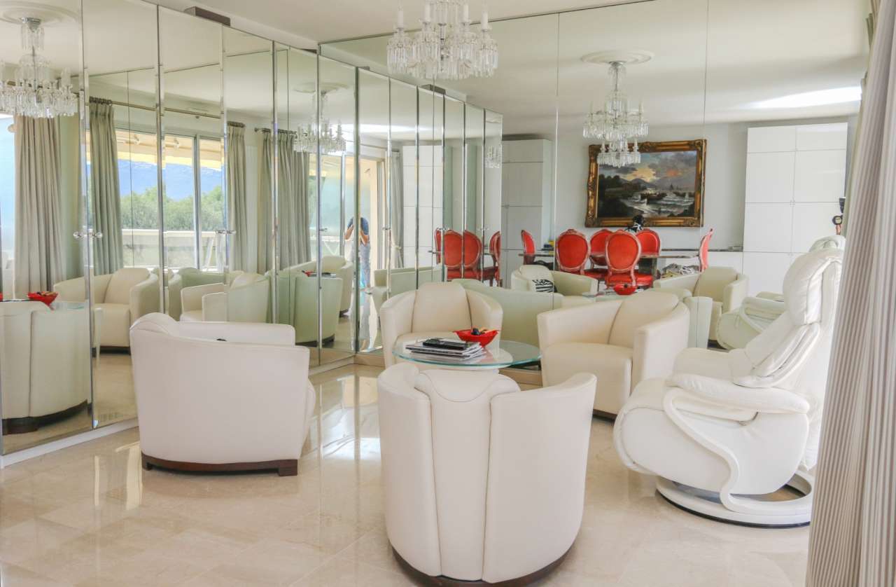 Bright and beautifully presented 3 bedroom apartment, with a total living a