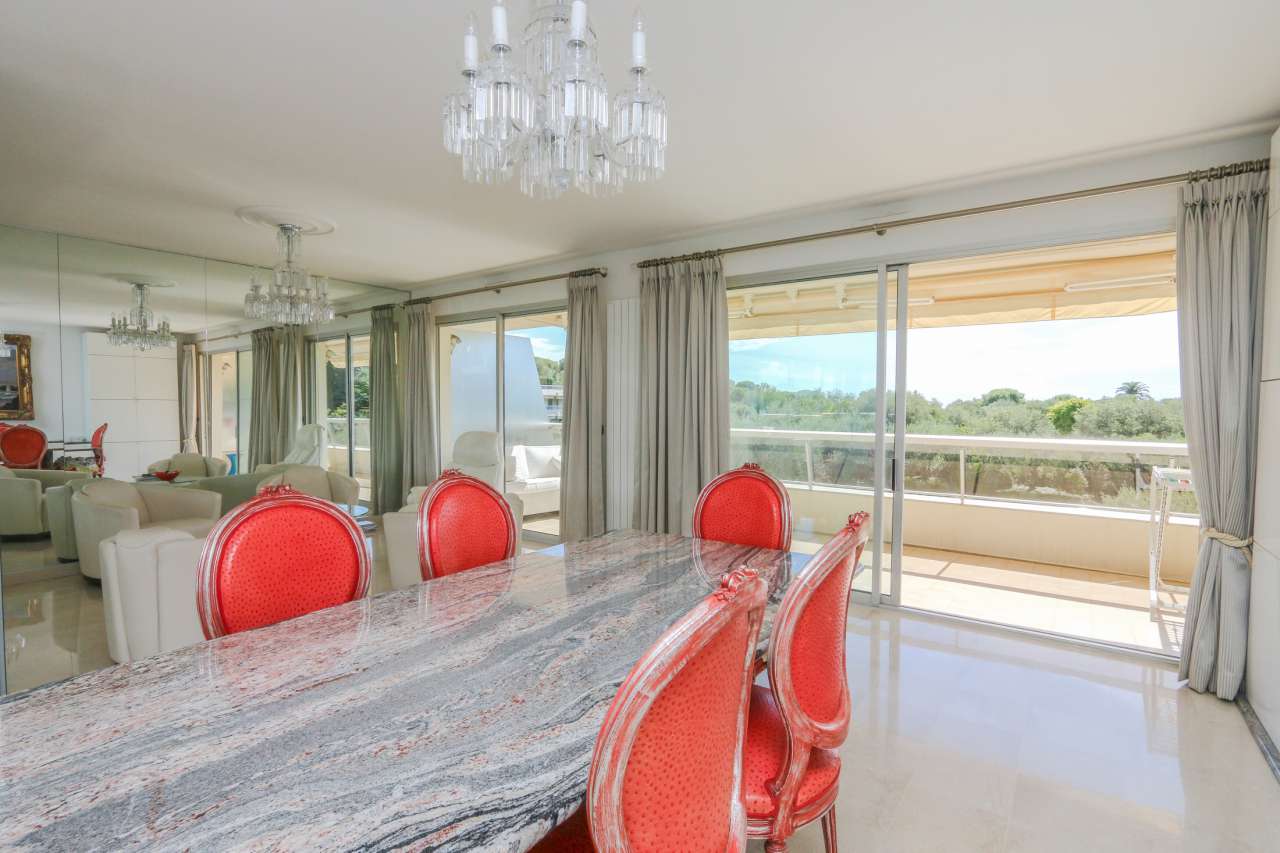 Bright and beautifully presented 3 bedroom apartment, with a total living a