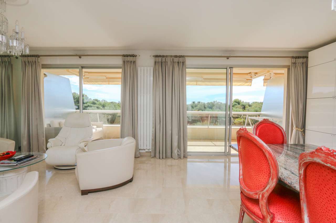 Bright and beautifully presented 3 bedroom apartment, with a total living a