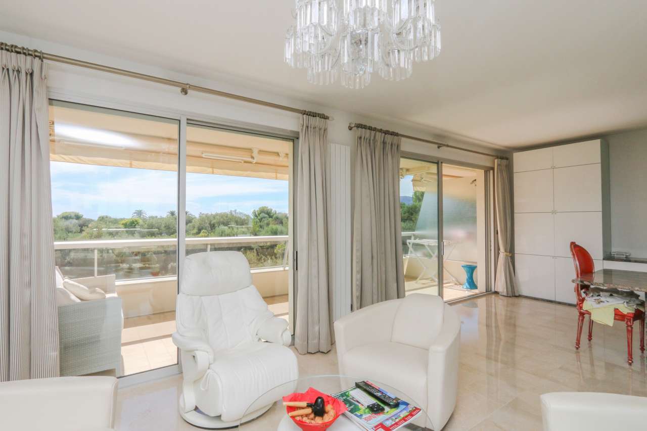 Bright and beautifully presented 3 bedroom apartment, with a total living a