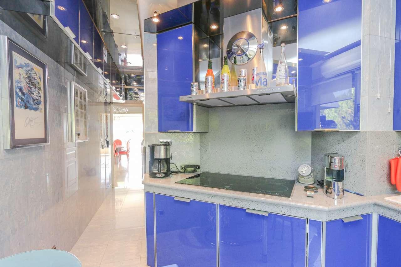 Bright and beautifully presented 3 bedroom apartment, with a total living a