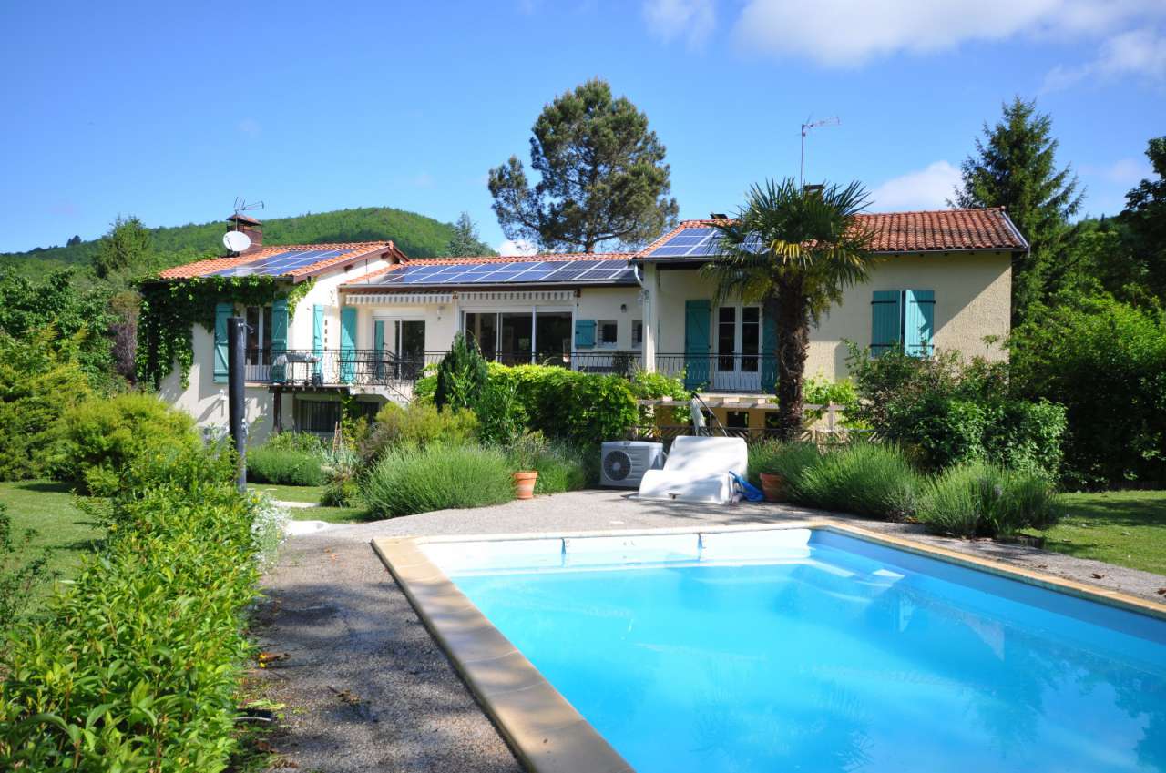 Beautifully presented 4 bedroom home which is ideally nestled right in the