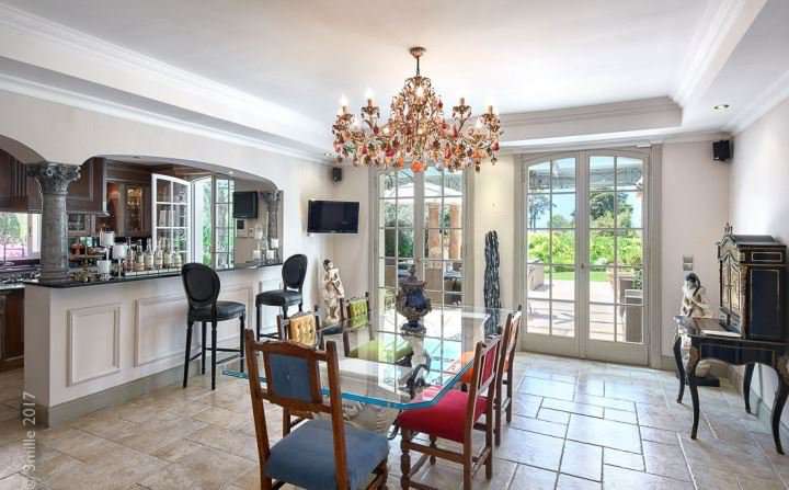 Immaculate and entirely renovated 6 bedroom luxurious villa, with a vast an