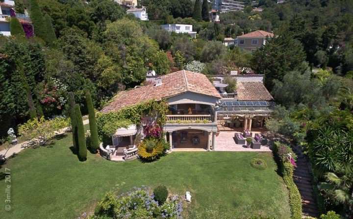 Immaculate and entirely renovated 6 bedroom luxurious villa, with a vast an