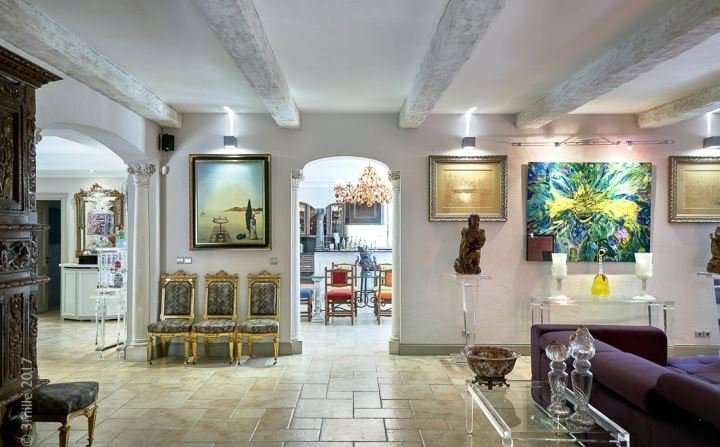 Immaculate and entirely renovated 6 bedroom luxurious villa, with a vast an