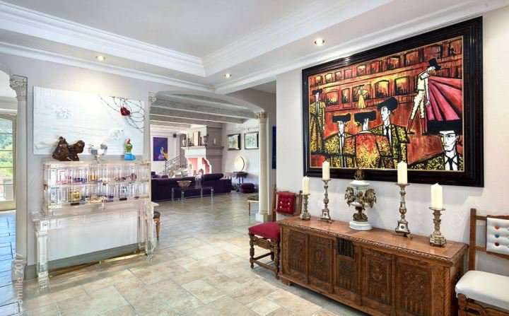 Immaculate and entirely renovated 6 bedroom luxurious villa, with a vast an