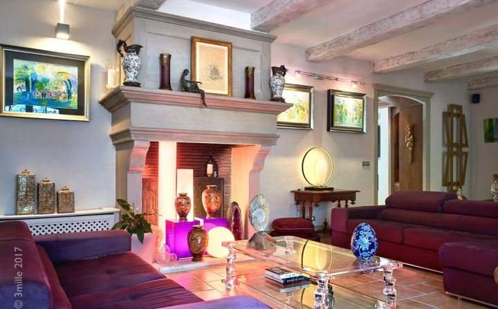 Immaculate and entirely renovated 6 bedroom luxurious villa, with a vast an